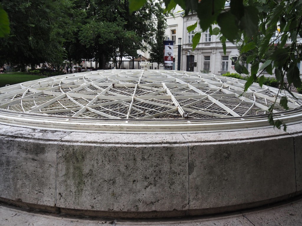 L’entrée d’un bunker construit pour Mátyás Rákosi en cas d'attaque nucléaire pendant la Guerre froide.