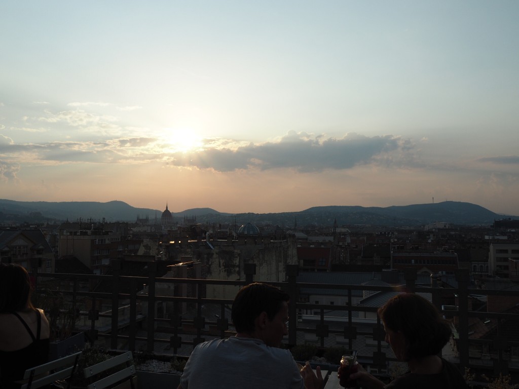 Le 360 bar offre une vue impressionnante sur la ville.