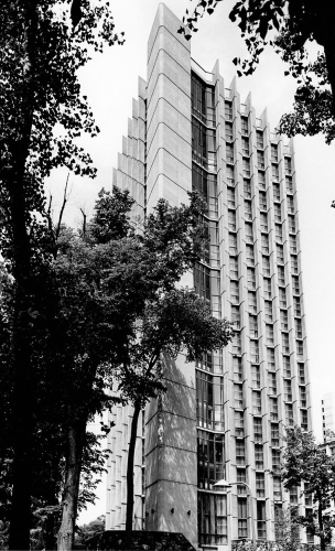 Bâtiment terminé de la résidence des Jeunes Filles, Université de Montréal, Québec. Non daté
Photo : Guy Dubois
Source : Collection personnelle de Jacques-Gilles Caron