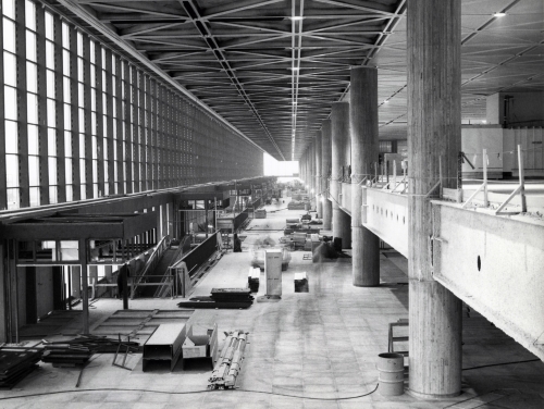 Aérogare de Mirabel - Hall d’entrée avec rampe d’accès 20 novembre 1974 ©Source : Travaux publics et Services gouvernementaux Canada