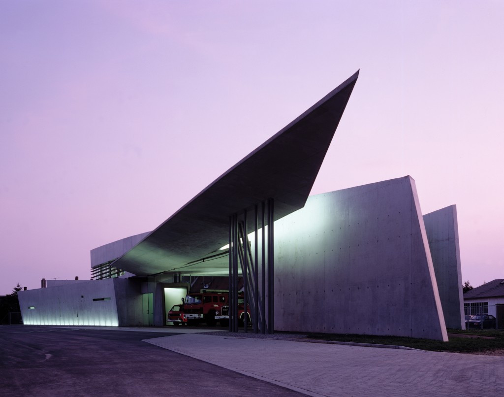 Le premier bâtiment réalisé par Zaha Hadid : la caserne de pompiers Vitra. Photo : Christian Richters, gracieuseté de ZHA.