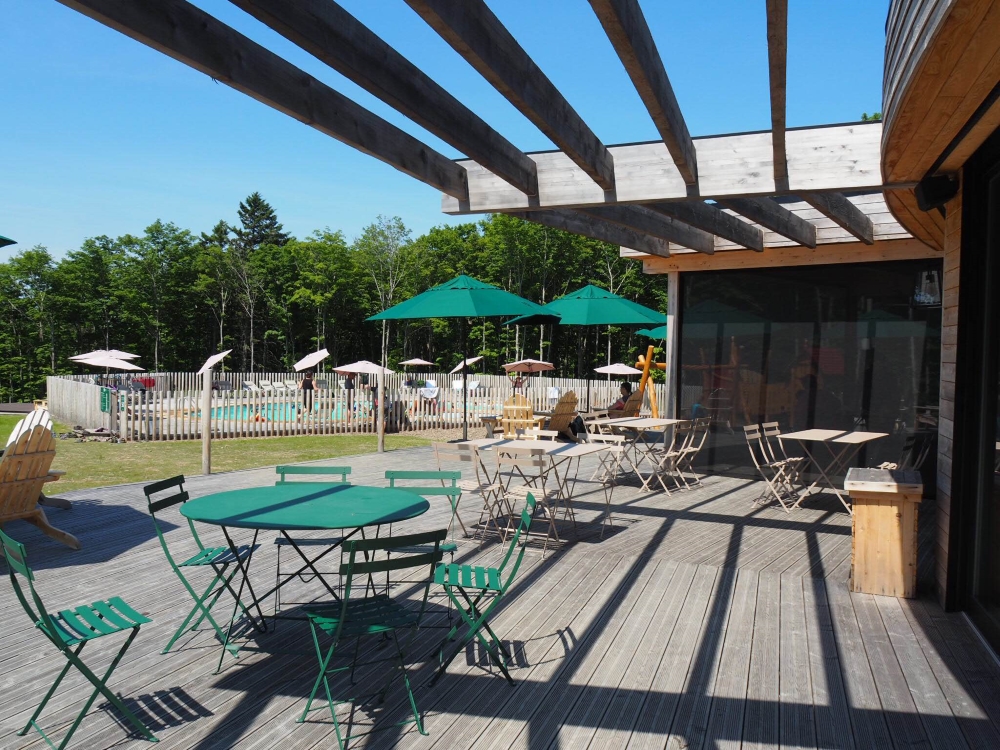 La grande terrasse, avec vue sur la piscine. Photo: Marie-Julie Gagnon