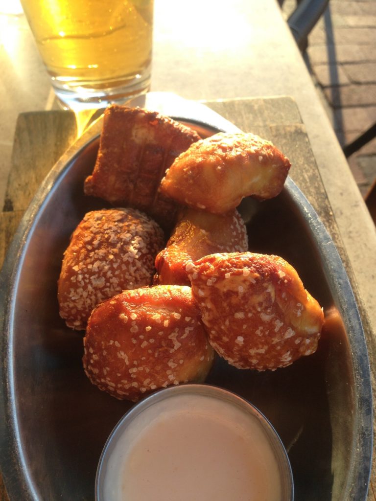 Les bretzels sont servis sous différentes formes. Ici, en entrée avec une sauce au fromage. Photo: Véronique Leduc