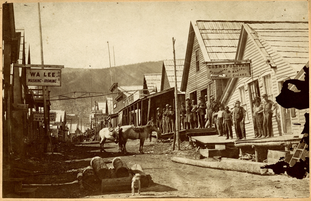 Barkerville, 1868. Cette photo montre la rue principale de Barkerville juste avant l’incendie de 1868 qui a ravage la ville. Image F-00305, avec l’aimable autorisation du Royal BC Museum and Archives