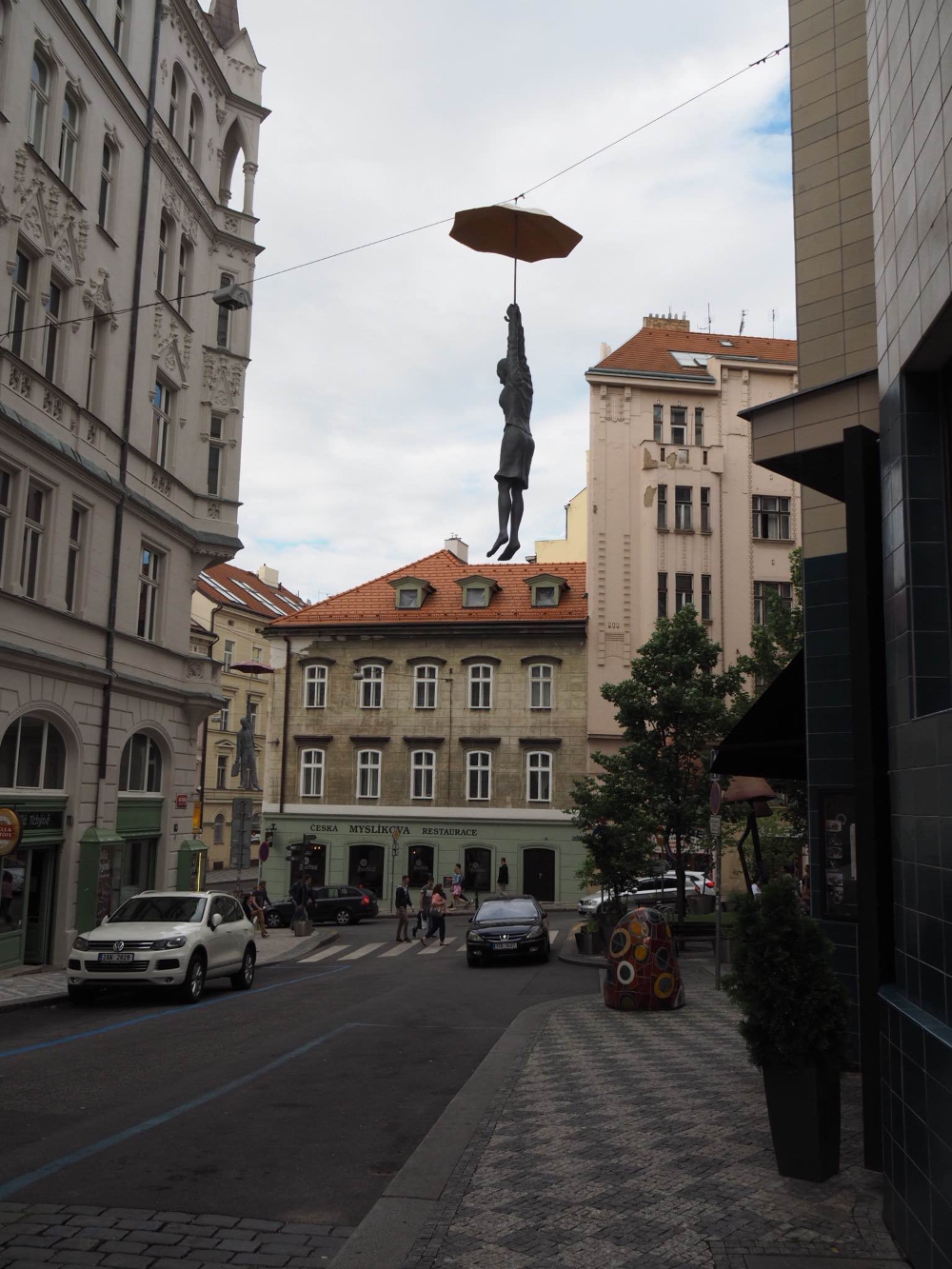 Ce personnage suspendu au parapluie est l'une des oeuvres que l'on peut voir à l'extérieur du Mosaic House. Des personnages similaires de différents formats (aussi suspendus à un parapluie) se retrouvent à l'intérieur de l'hôtel. Photo: Marie-Julie Gagnon