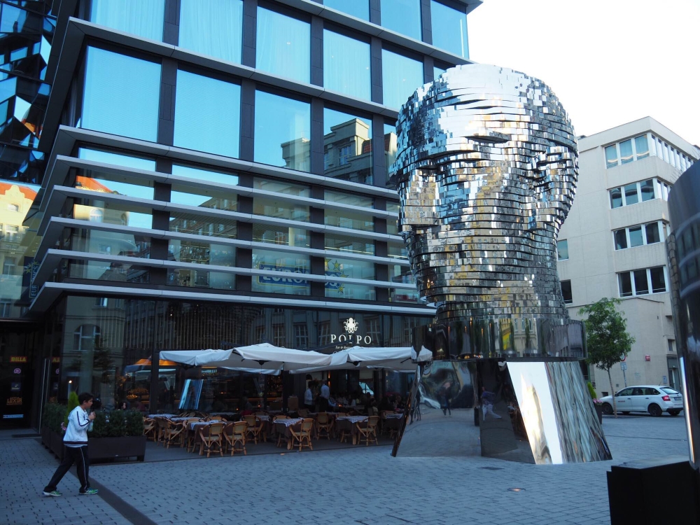 La statue de Franz Kafka par l'ariste controversé David Černý. Photo: Marie-Julie Gagnon