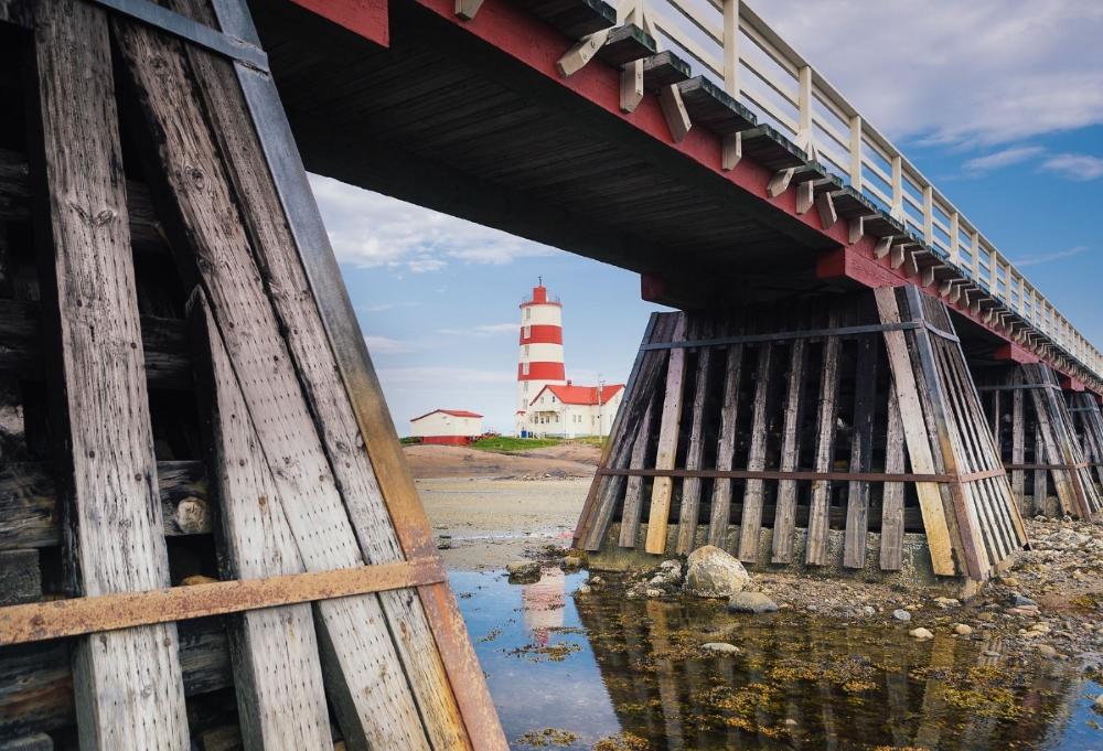 Phare de Pointe-des-Monts. Photo: Patrick Matte Photographe. Facebook La route des phares du Québec.