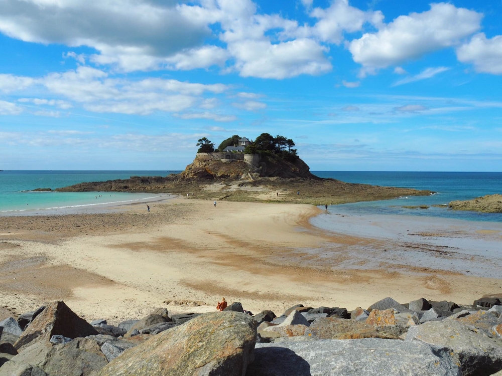 le Fort du Guesclin, qui a appartenu à Léo Ferré pendant une dizaine d’années. Photo: Marie-Julie Gagnon