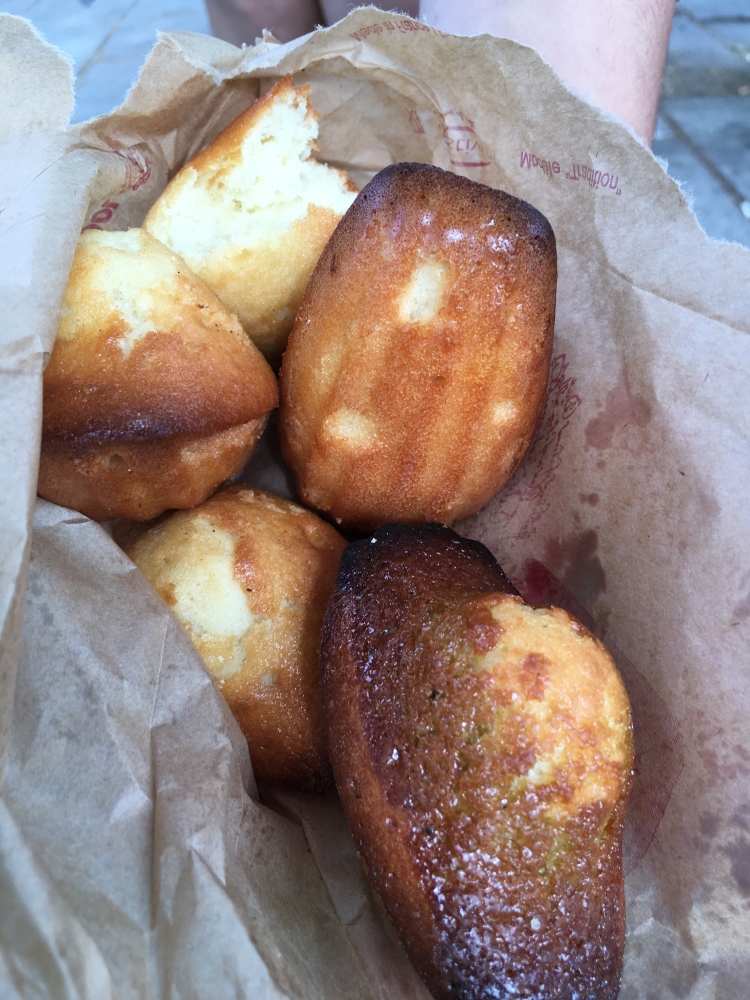 Notre sac de madeleines. Miam! Photo: Marie-Julie Gagnon.