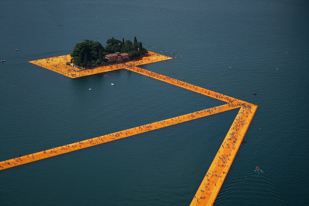 Installation flottante de Christo. Photo: Facebook Christo and Jeanne-Claude Official.