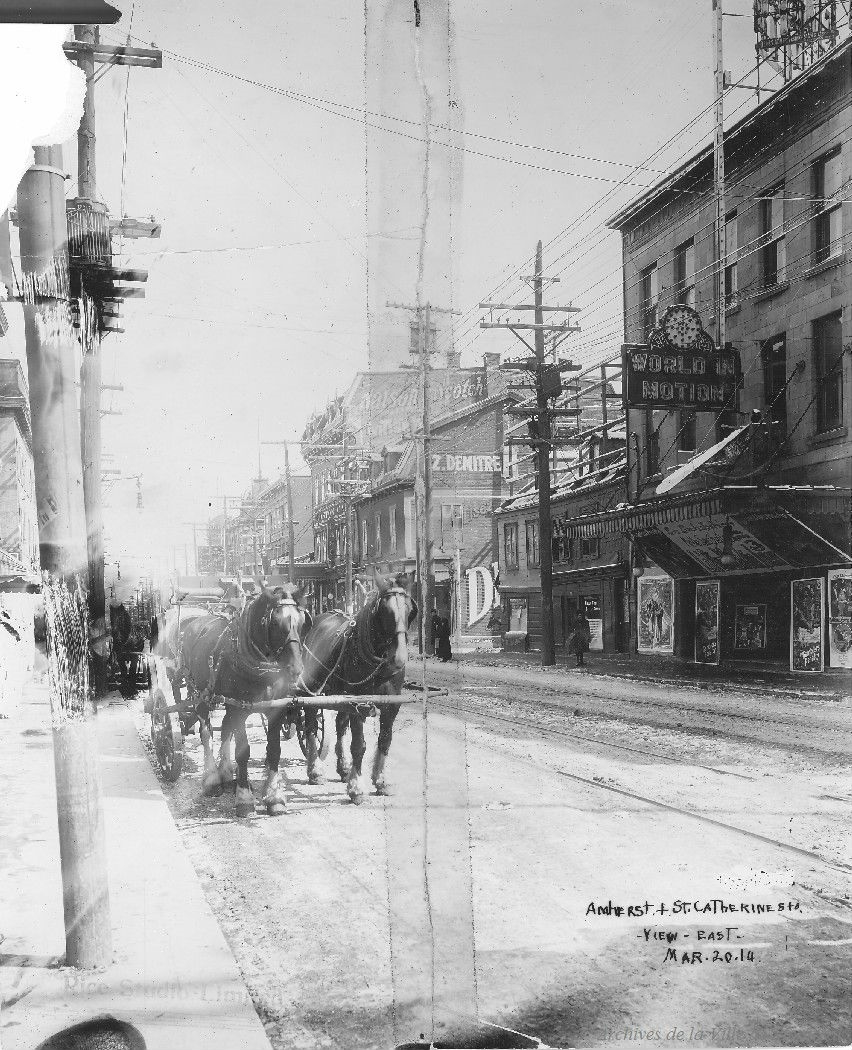 Le cinéma Electra en 1914 Situé au coin de Amherst et Sainte-Catherine, ce cinéma présentait les films muets The Silver Loving Cup et The Gamblers Penalty au moment de la prise de la photographie. Photo : Archives de la Ville de Montréal