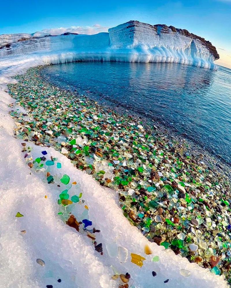 alt="plage-verre-russie"