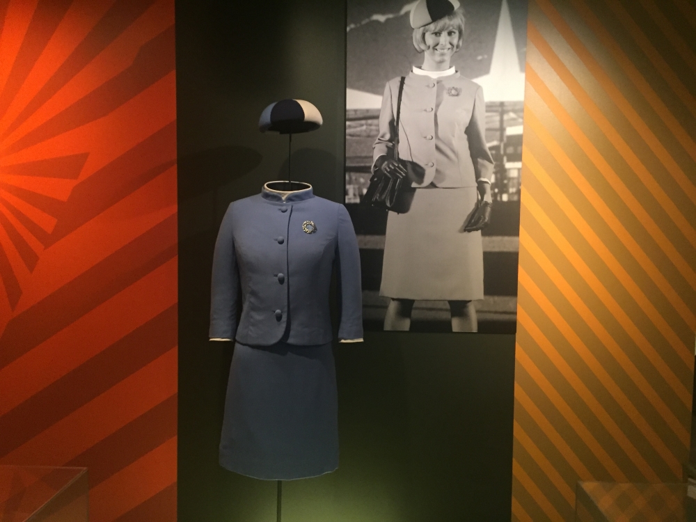 Uniforme des hôtesses d'Expo 67 par Robichaud. Photo: Claude Deschênes