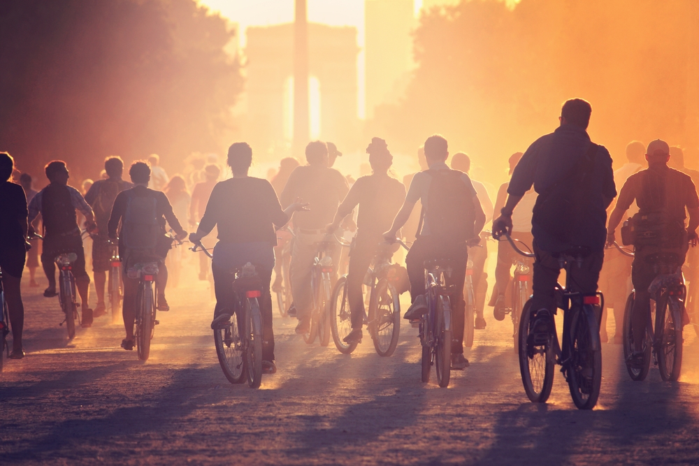 Vélos sur les Champs-Élysées, Paris. Photo: Shutterstock