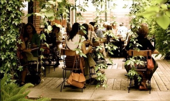 La terrasse du Bistro Olivieri. Photo: Sophie Imbeault, Facebook Librairie Olivieri 