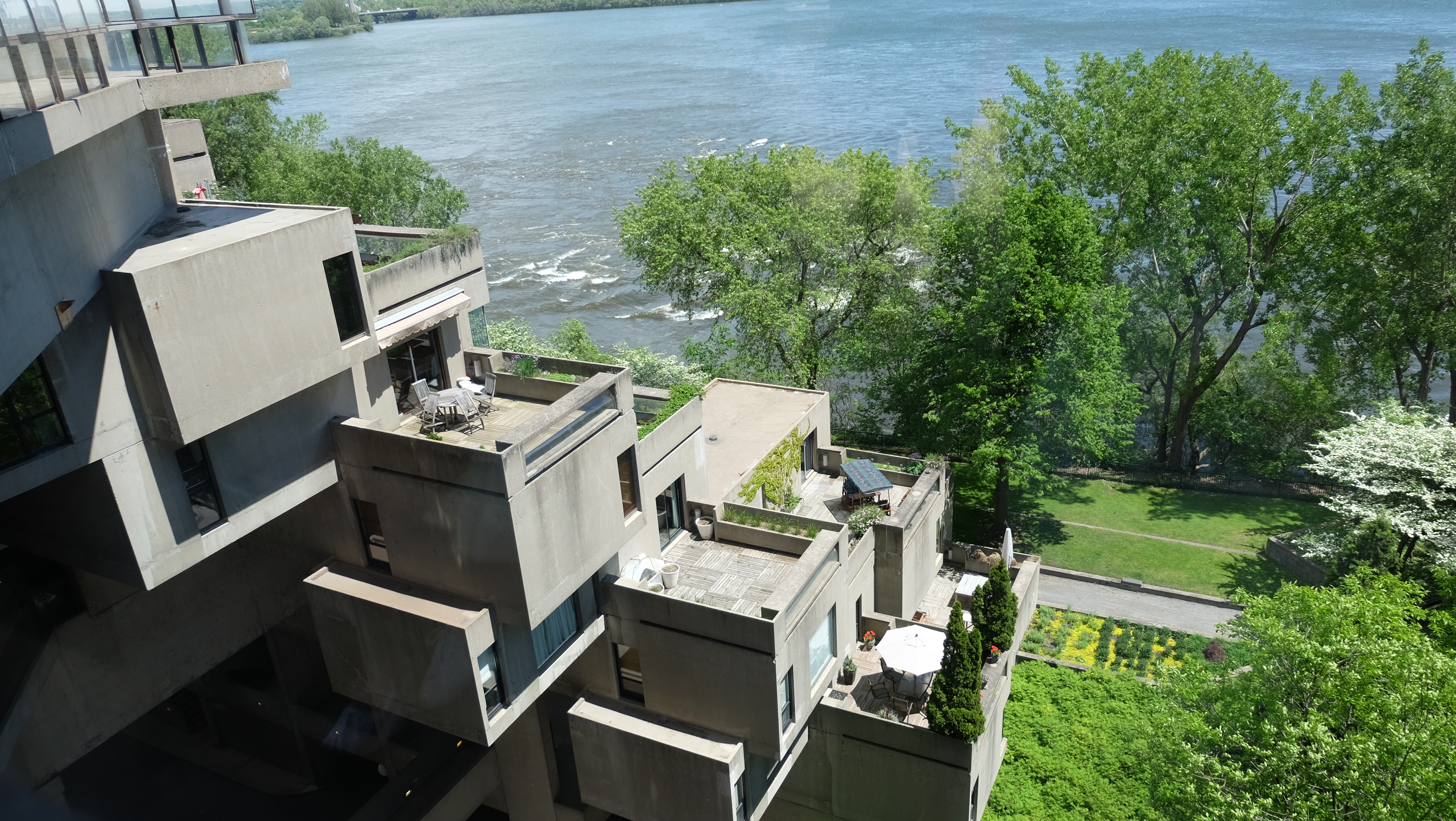 Photo: Emilie Laperrière Terrasses des unités Habitat 67