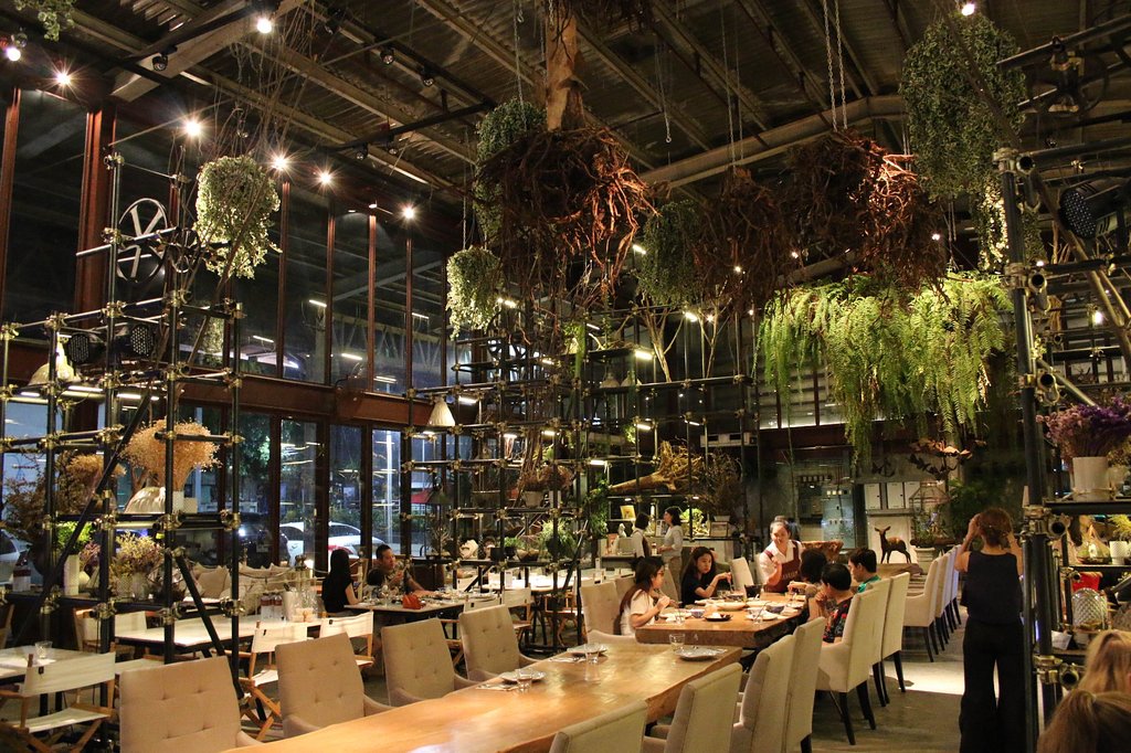 Photo: Pinterest Elle L. Apothecary shop Le Vivarium à Bangkok
