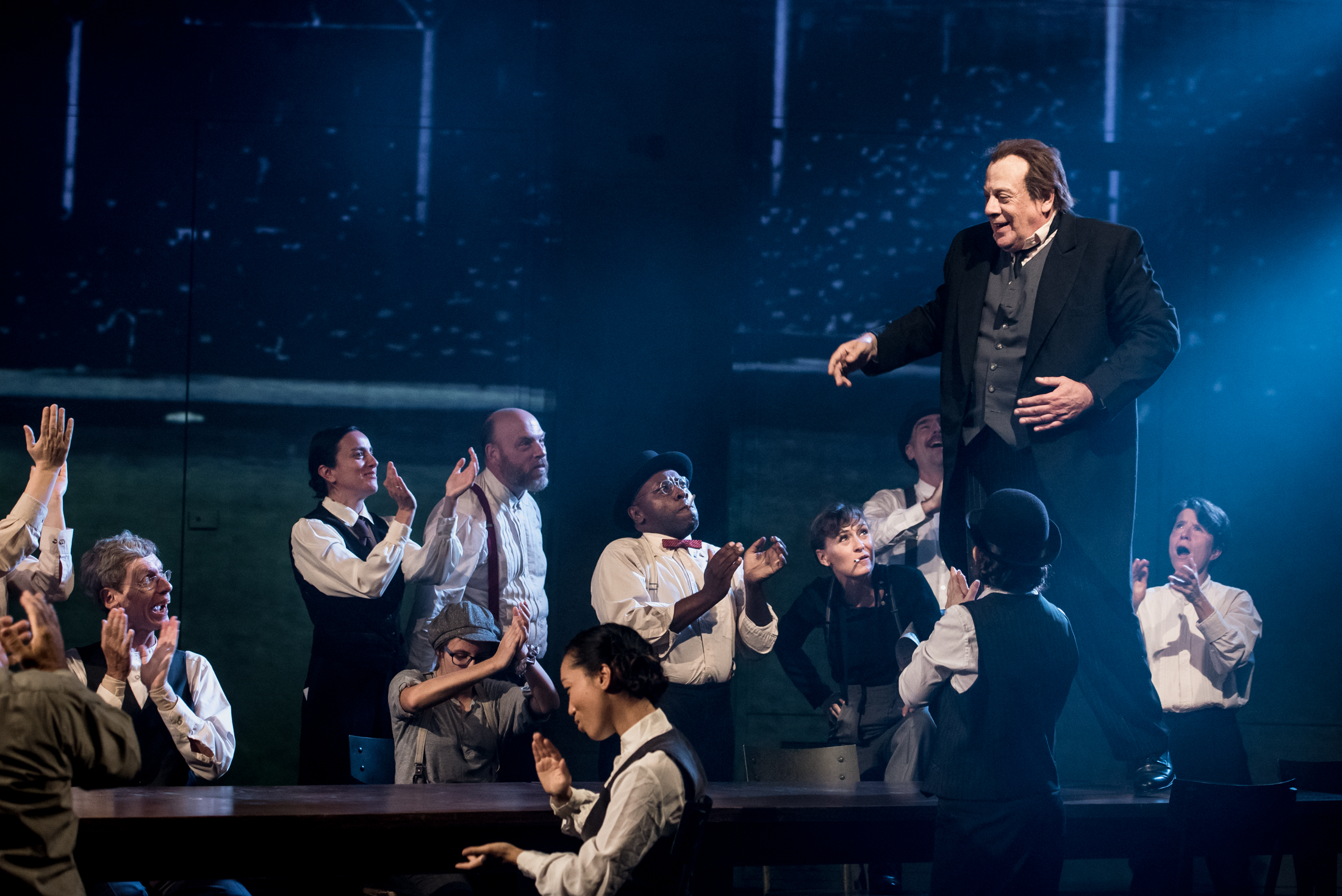 Photo: Gabrielle Desmarchais Camillien Houde (Pierre Lebeau) devant les résidents