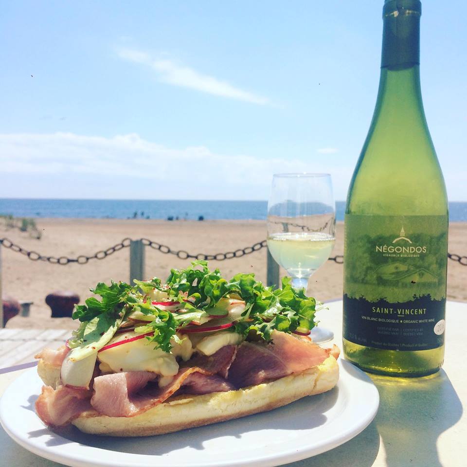 Un plat appétissant et un bon cru, face à la mer au Café L'Échouerie. Photo: Facebook Café L'Échouerie