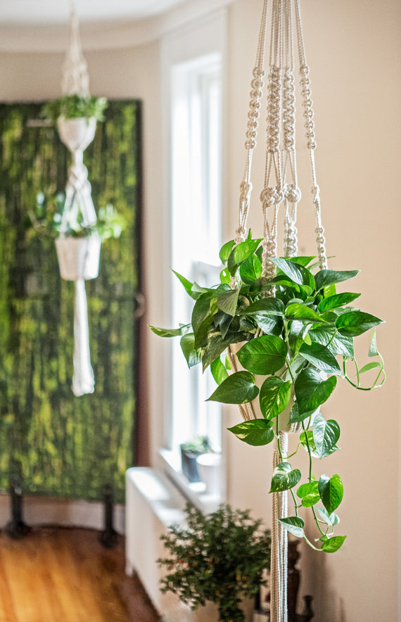 Jardinière double en macramé, Mes dix doigts, 65$. Photo: Etsy.com