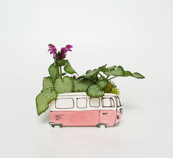 Petit vase Westfalia rose pour plantes. Julie Richard céramiste. 24,95$. Photo: Etsy.com