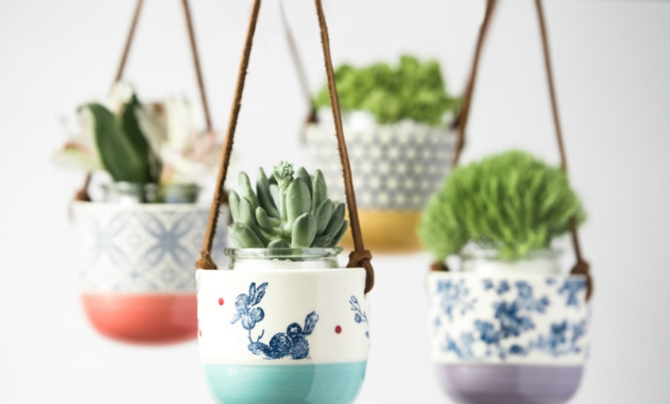 Jardinières suspendues, Stéphanie Fauteux céramiste, de 28$ à 48$. Photo: Etsy.com