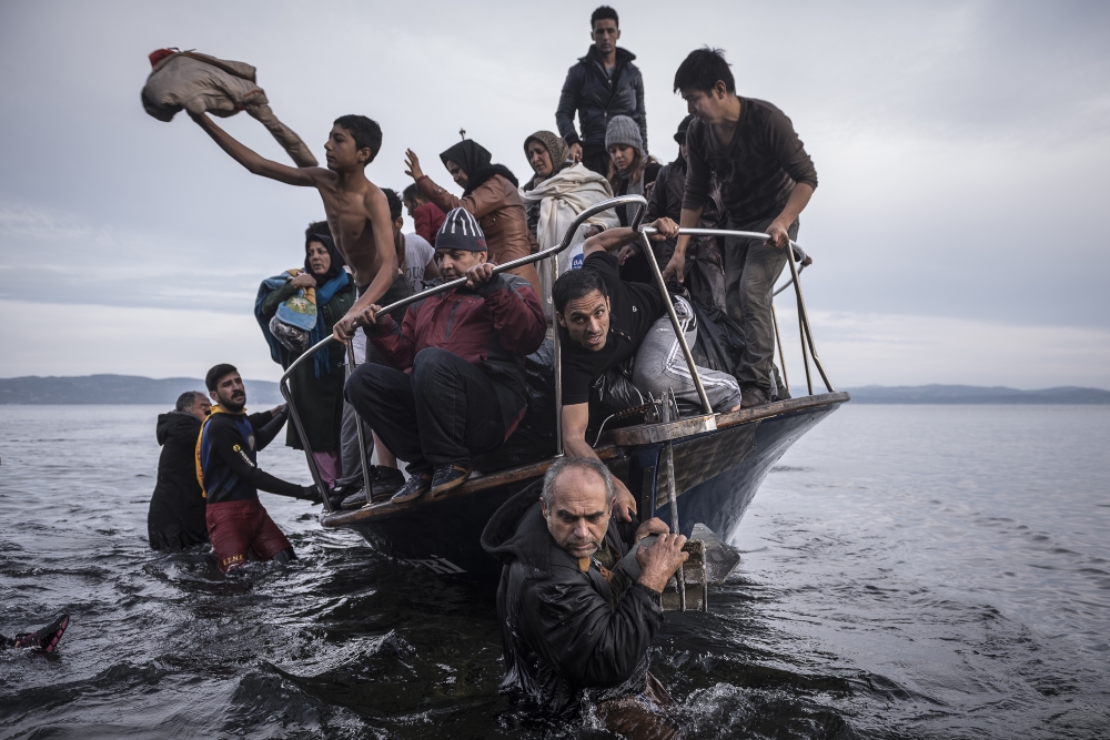 Nouvelles générales, 1er prix – Histoires Sergey Ponomarev, Russie, pour The New York Times Reportage sur la crise des réfugiés en EuropeDes réfugiés arrivent par bateau près du village de Skala, à Lesbos (Grèce), le 16 novembre 2015. 