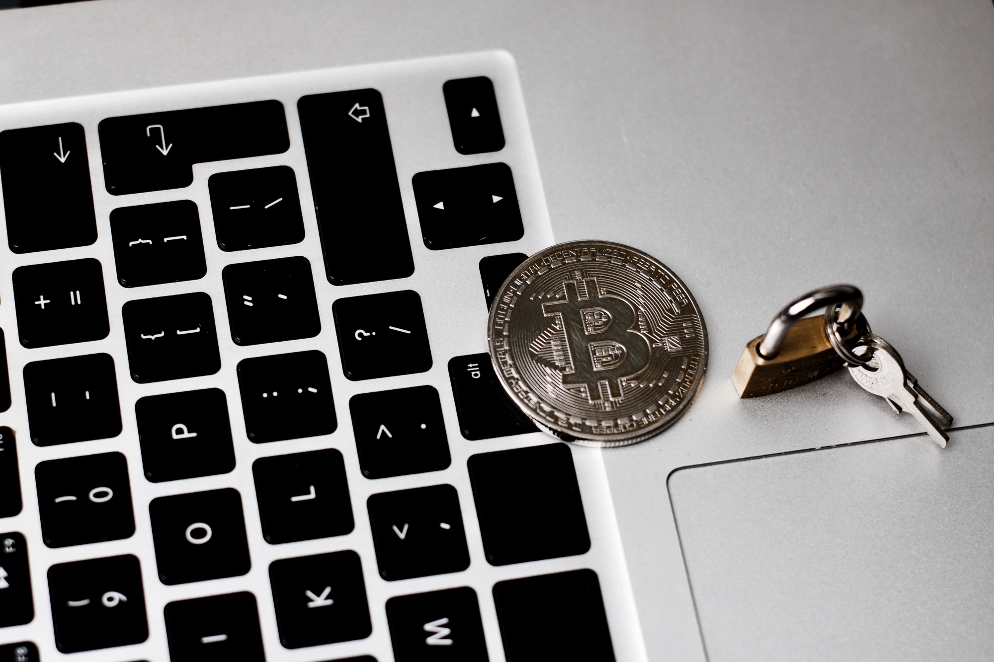 Mot de passe, anti-virus et prudence sont de mise pour les transactions de Bitcoins. Photo: Deposit photos