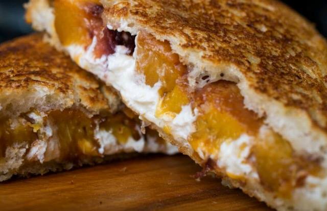 Photo: Facebook L'Gros luxe Sur le menu du restaurant: Grilled-cheese au;x pêches-rôties, fromage de chèvre et balsamique