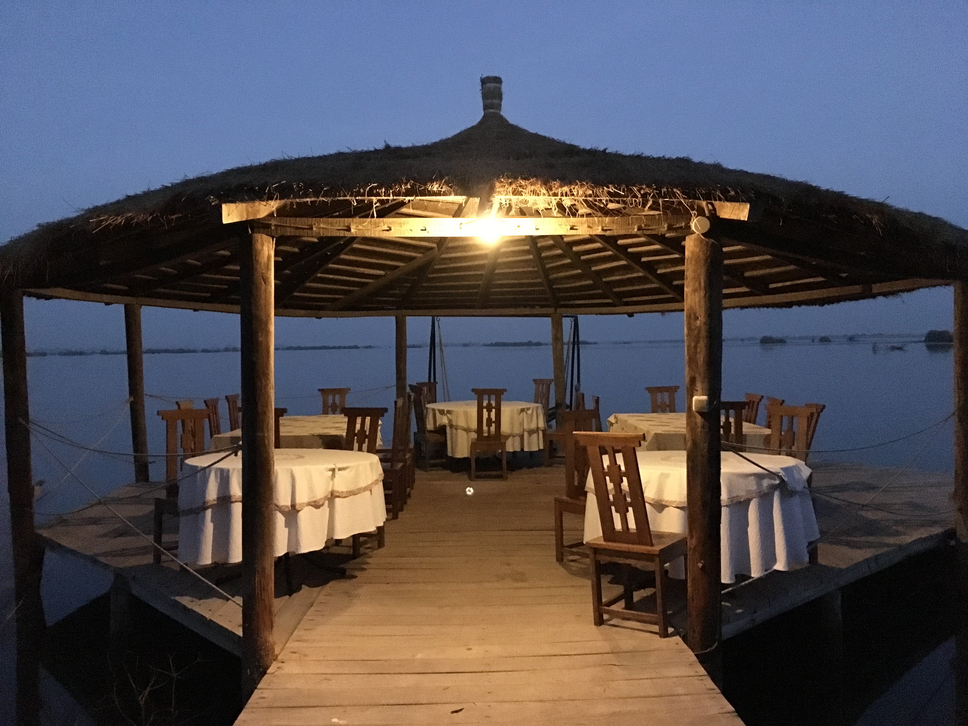 Manger sur le bord de l'eau sur la terrasse de la Source aux lamantins. Photo:Marie-Julie Gagnon