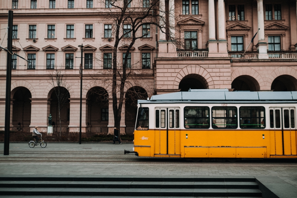 De jolis trams circulent au bord du Danube. Photo: Tanja Heffner, Unsplash