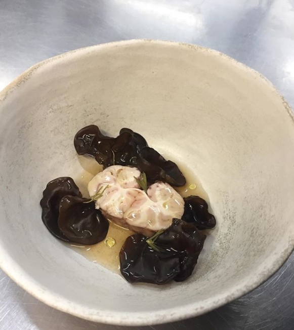 Pourquoi bouder certaines parties comme la cervelle? Ici photographiée, cervelle de cerf avec beurre et zeste de citron. Photo: Instagram Nordic Food Lab