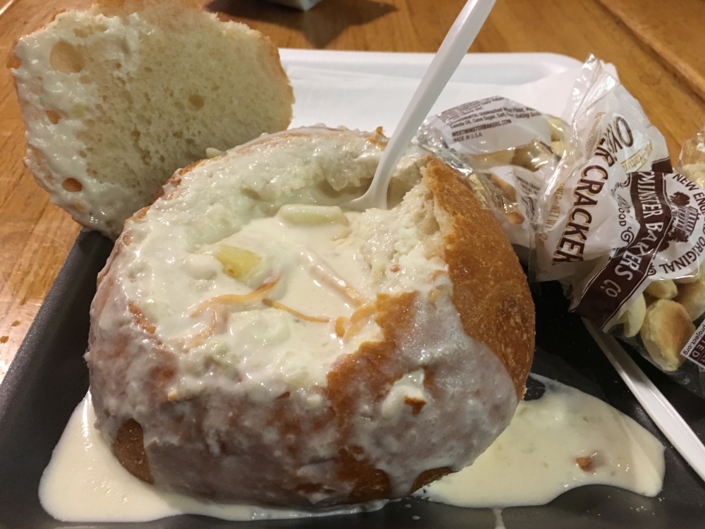 Un classique au Quincy Market: une chaudrée de palourdes servie dans un pain croûté. Miam! Photo: Marie-Julie Gagnon