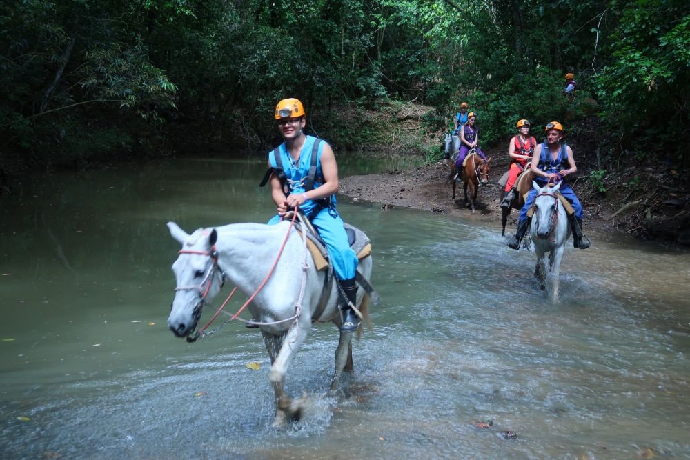 À dos de cheval, on traverse des ruisseaux.