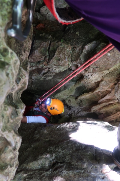 C'est par un trou de moins d’un mètre de diamètre qu'on descend dans la grotte Fun Fun, réputée être la plus grande des Caraïbes.