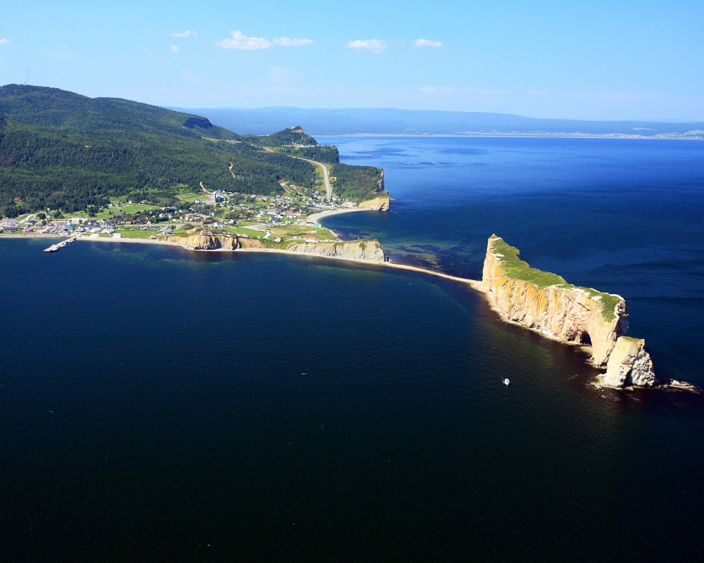 Vue aérienne du village de Percé © Photopleinciel / Ville de Percé. Facebook Tourisme Québec