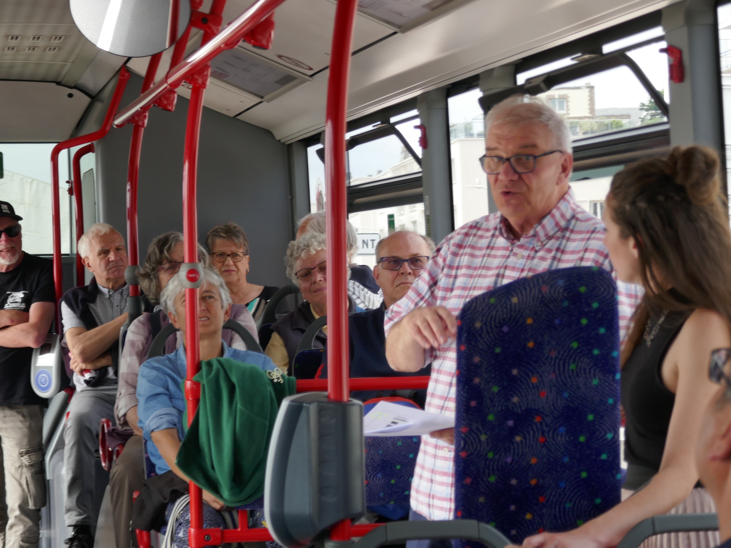 Marie-Ève Bourassa et Richard Migneault dans l'autobus réservé au polar québécois, en font connaître les auteurs et les facettes au public français Photo: Richard Migneault