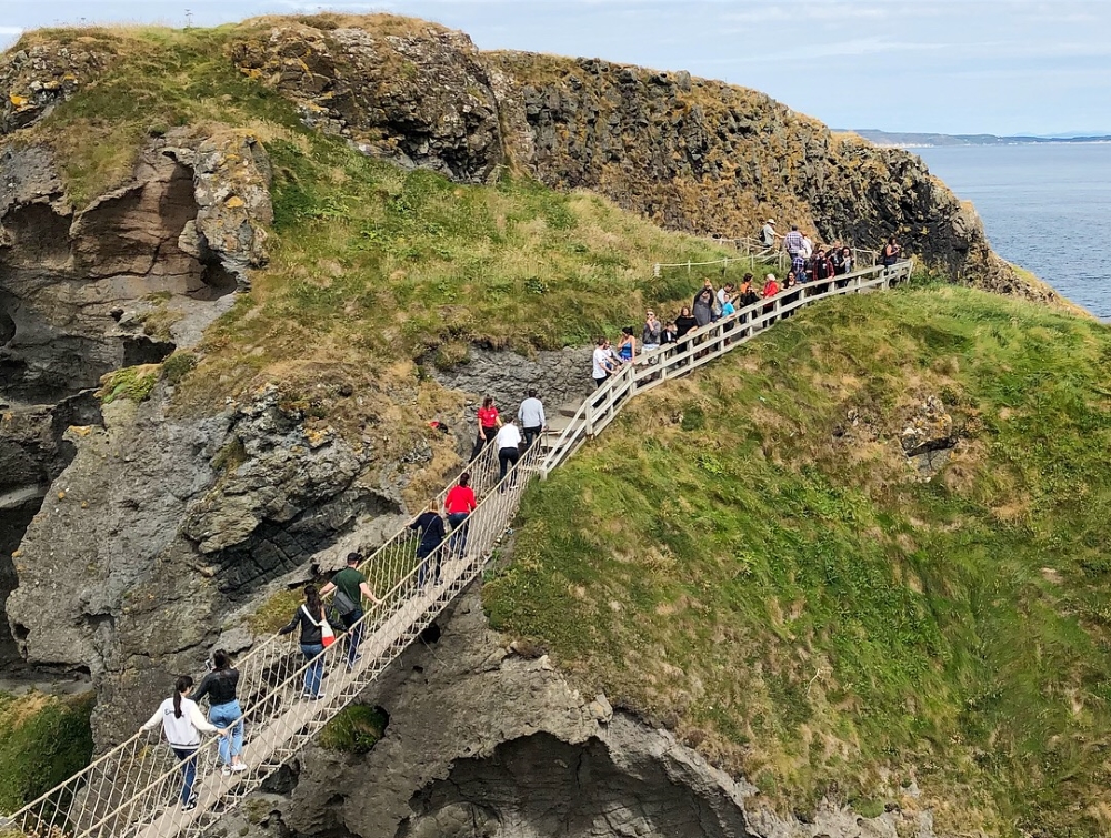 La balade pour atteindre le pont de corde, avec vue sur l’île de Rathlin et les îles écossaises, reste fort agréable. Photo: Marie-Julie Gagnon