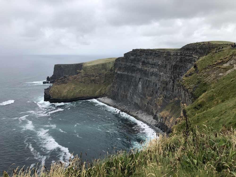 Les falaises de Moher s’élèvent jusqu’à 214 mètres au-dessus de l’océan. Photo: Marie-Julie Gagnon