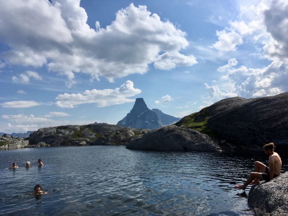 Baignade dans un lac d’altitude. Photo: Anne Pélouas