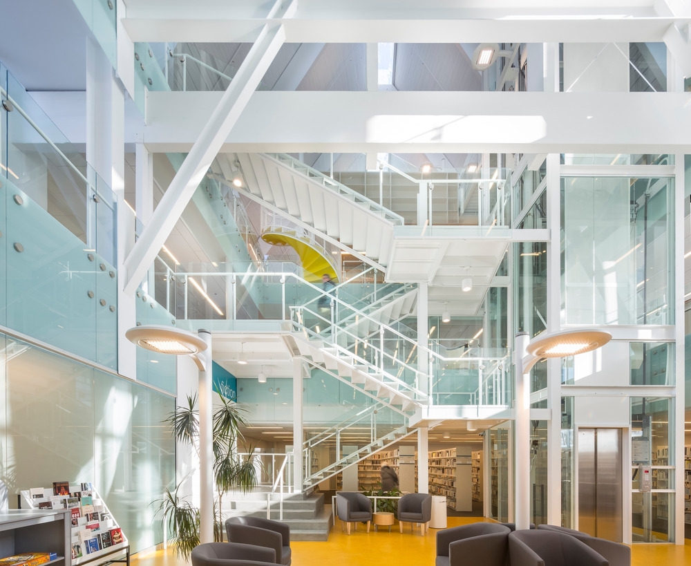À l’intérieur, le blanc immaculé est enjolivé par quelques touches de couleur. Photo: Stéphane Groleau, v2com
