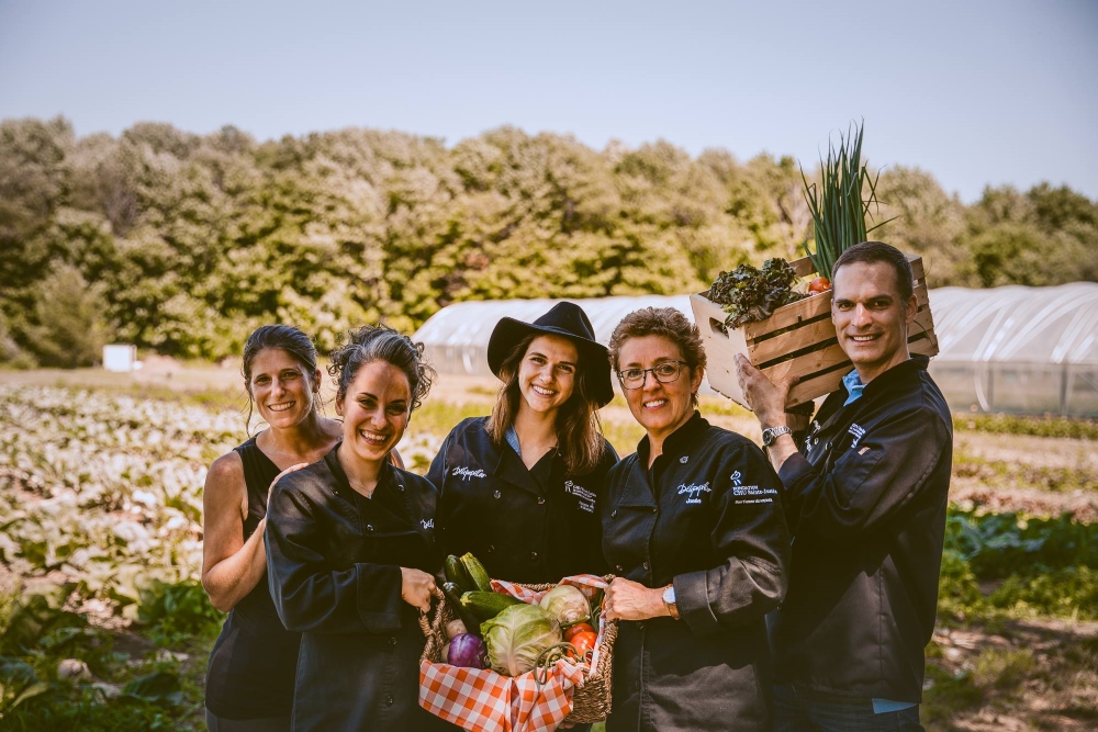 Notre service alimentaire Délipapilles continue d’innover, et cette fois en offrant des aliments bios et locaux dans son menu! Développé en collaboration avec Équiterre, le partenariat entre les producteurs et le CHU permettra aux patients, visiteurs et membres du personnel de déguster des légumes frais en provenance de trois fermes biologiques québécoises, soit la Ferme de la berceuse, la Ferme la Bourrasque, la Coop de Solidarité des Jardins du Pied de Céleri. Photo: Facebook CHU Sainte-Justine