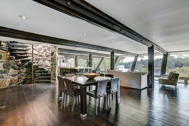 Une série de longues poutres en sapin Douglas soutiennent le bâtiment et ressortent vers l’extérieur. Photo: davidomalley.evcanada.com