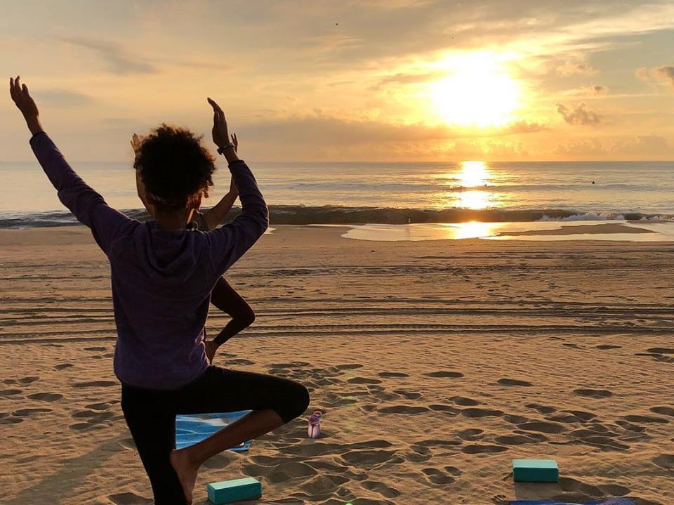 Le coup de coeur de mon séjour? Le cours de yoga privé au lever du soleil sur le sable, à deux pas de mon hôtel, alors que les dauphins nageaient à l’horizon. Un début de journée parfait! Photo: Marie-Julie Gagnon