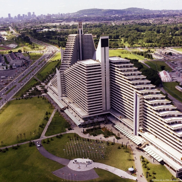 1975 Rue Sherbrooke et le Village Olympique vers l'ouest, Rhéal Benny, Archives de la Ville de Montréal,VM94-B206-011