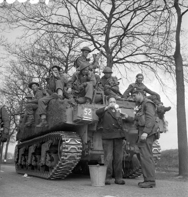 Photo: Lieut. Dan Guravich. Bibliothèque et Archives Canada