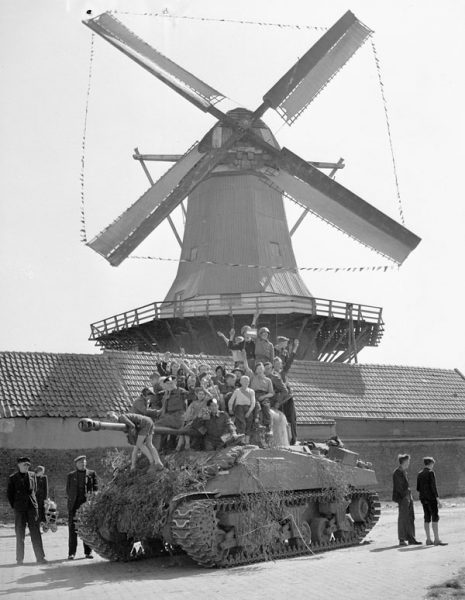 Photo: Lieut. Dan Guravich. Bibliothèque et Archives Canada