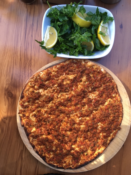 Lahmacun avec persil et citron. Photo: Véronique Leduc