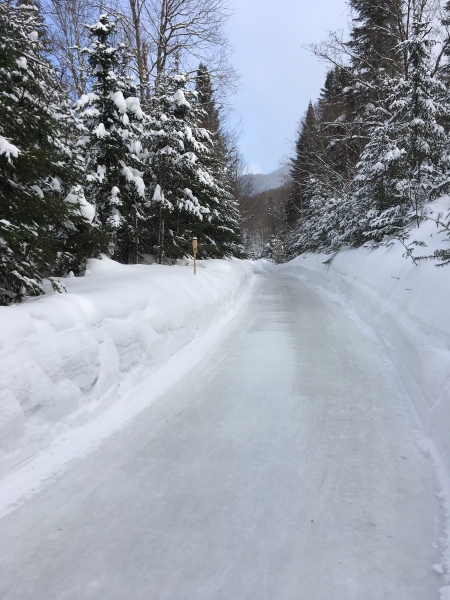 350 m de glace à patiner avec, comme trame de fond, la forêt enneigée et la magnifique vallée de la Jacques-Cartier. Photo: Facebook Parc national de la Jacques-Cartier