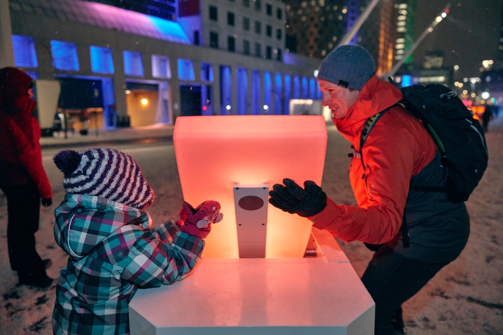 Luminothérapie, effet domino, par Ingrid Ingrid, une production du Partenariat du Quartier des spectacles. Photo : Nicolas Gouin - l'Hibou